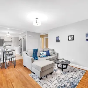 2br Duplex- Near Uptown Holiday home